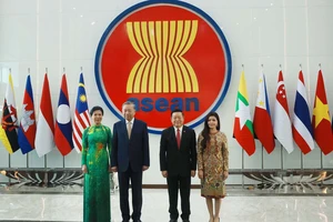 Tổng Bí thư Tô Lâm và Phu nhân cùng Tổng Thư ký ASEAN Kao Kim Hourn và Phu nhân tại Trụ sở Ban Thư ký ASEAN. (Ảnh: TTXVN)