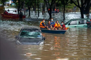 Lực lượng cứu hộ sơ tán người dân khỏi khu vực bị ngập lụt ở thành phố Shah Alam, bang Selangor, Malaysia. Ảnh: Tân Hoa xã/TTXVN