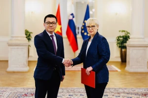 Đại sứ Vũ Lê Thái Hoàng (trái) và Tổng thống Slovenia, bà Natasa Pirc Musar (Nguồn: Phủ Tổng thống Slovenia)