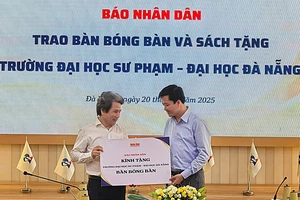 Đồng chí Tạ Quang Dũng trao tặng bàn bóng bàn tiêu chuẩn cho Trường đại học Sư phạm, Đại học Đà Nẵng.