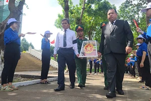 Bí thư Tỉnh ủy Gia Lai Hồ Văn Niên và đại diện lãnh đạo tỉnh STung Treng tiễn đưa hài cốt liệt sĩ về nơi an táng. 