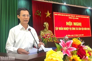Đồng chí Lê Văn Minh, Phó Trưởng Ban Tuyên giáo và Dân vận Thành ủy Đà Nẵng phát biểu chỉ đạo hội nghị (Ảnh: ĐÌNH TĂNG) 