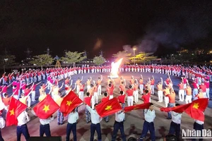 Đoàn viên thanh niên Vùng 3 Hải quân đồng diễn 5 vũ điệu tập thể. (Ảnh: ĐÌNH TĂNG)