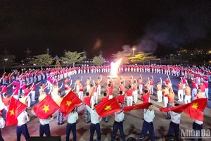 Đoàn viên, thanh niên Vùng 3 Hải quân đồng diễn 5 vũ điệu tập thể. (Ảnh: ĐÌNH TĂNG)