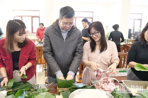 Đại sứ Phạm Thanh Bình và Phu nhân Hoàng Thị Hương Giang tham gia gói bánh chưng.