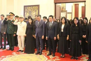 Đại sứ Phạm Thanh Bình cùng tập thể cán bộ, nhân viên Đại sứ quán Việt Nam tại Trung Quốc vĩnh biệt đồng chí Trần Đức Lương. 