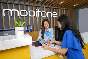 Khách hàng làm thủ tục tại Mobifone.