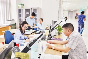 Người dân và doanh nghiệp được hướng dẫn làm các thủ tục trên nền tảng số tại Trung tâm Hành chính công tỉnh.