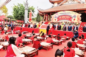 Các em học sinh đua tài tại Lễ hội khai bút, Khu di tích lưu niệm Trạng nguyên Lê Ích Mộc.