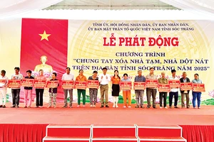 Lãnh đạo tỉnh Sóc Trăng và nhà tài trợ trao bảng tượng trưng nhà ở cho hộ nghèo tại lễ phát động.