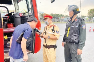 Cảnh sát giao thông kiểm tra nồng độ cồn đối với lái xe.