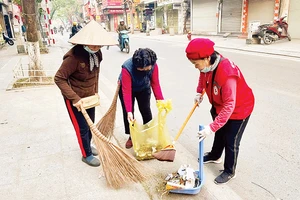 Người dân phường Đội Cấn thu gom rác, giữ gìn vệ sinh môi trường.