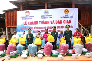 Cán bộ, chiến sĩ Bộ đội Biên phòng Quảng Bình khánh thành, bàn giao nhà Đại đoàn kết và tặng quà Tết cho đồng bào dân tộc thiểu số ở xã Trường Sơn, huyện Quảng Ninh.