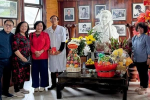 Người thân của liệt sĩ Đặng Thùy Trâm và các bác sĩ của bệnh xá.