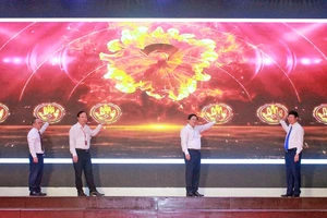 Đại diện Tạp chí Thanh niên và các đơn vị liên quan thực hiện nghi lễ khai mạc Cuộc thi.