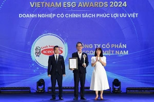 Đại diện Acecook Việt Nam nhận giải thưởng “Doanh nghiệp có chính sách phúc lợi ưu việt” tại Vietnam ESG Awards.