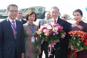 Đại sứ Việt Nam tại Liên bang Nga, kiêm nhiệm Azerbaijan Đặng Minh Khôi và Phu nhân đón Tổng Bí thư Tô Lâm và Phu nhân tại Sân bay quốc tế Heydar Aliyev, thủ đô Baku. Ảnh: Thống Nhất/TTXVN
