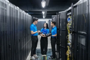 Đội ngũ kỹ sư trẻ của một đơn vị chuyên nghiên cứu, phát triển sản phẩm và giải pháp công nghệ. (Ảnh SƠN TÙNG)