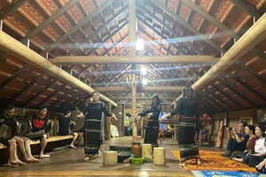 Chương trình văn nghệ đón khách trong không gian nhà dài tại buôn Akŏ Dhông.