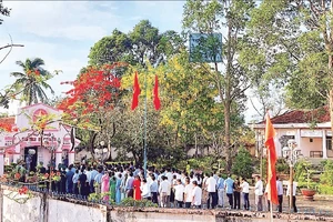 Cán bộ, đảng viên, nhân dân đến viếng, thắp hương tại Phủ thờ Chủ tịch Hồ Chí Minh tại xã Trí Phải, huyện Thới Bình, tỉnh Cà Mau.