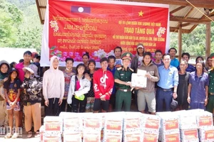 Đoàn công tác của Bộ Tư lệnh Quân khu 5 trao 40 suất quà với tổng trị giá 210 triệu đồng cho các hộ dân bị thiệt hại nặng do hỏa hoạn. 
