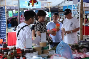 Đông đảo người dân đón nhận các sản phẩm OCOP tại tuần hàng.