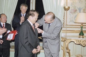 Tổng thống Pháp Jacques Chirac trao Huân chương Bắc đẩu bội tinh tặng Chủ tịch nước Trần Đức Lương (Paris, 28/10/2002). Ảnh: TTXVN