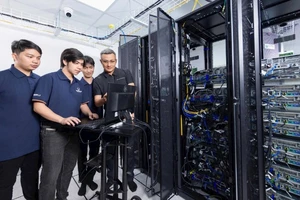 Giảng dạy cho sinh viên về khoa học kỹ thuật tại Trường đại học Phenikaa.