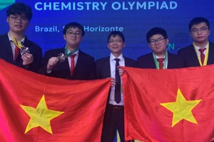 [Video] Bốn học sinh Việt Nam đạt huy chương tại Olympic Hóa học quốc tế Mendeleev