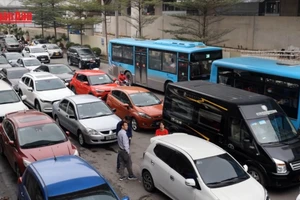 [Video] Hà Nội: Ô tô xếp hàng dài chờ đăng kiểm, nhiều trung tâm phải làm thêm giờ