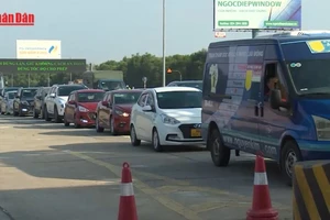 [Video] Hơn 6 triệu phương tiện dán thẻ thu phí điện tử không dừng