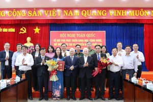 Nguyên Chủ tịch nước Nguyễn Minh Triết và lãnh đạo tỉnh Bình Dương chúc mừng các đồng chí được trao quyết định.