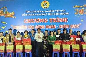 Các đại biểu trao tặng quà cho công nhân lao động trước lúc lên tàu về quê đón Tết.