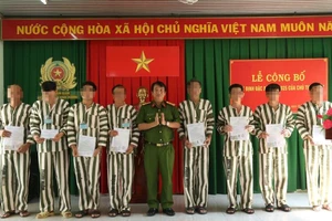 Lãnh đạo Công an tỉnh Bình Dương trao Quyết định Đặc xá 2025 của Chủ tịch nước cho các phạm nhân có quá trình cải tạo tốt.