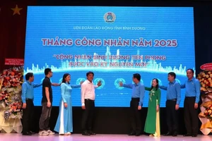 Các đại biểu thực hiện nghi thức phát động Tháng Công nhân 2025 tại Bình Dương.,