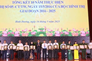 Trao tặng Bằng khen của Tỉnh ủy Bình Dương cho các tập thể tiêu biểu trong học tập và làm theo tư tưởng, đạo đức, phong cách Hồ Chí Minh giai đoạn 2016-2025.