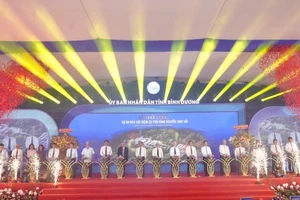 Nguyên Chủ tịch nước Nguyễn Minh Triết và các đại biểu thực hiện nghi thức khởi công dự án Khu lưu niệm Cụ Phó bảng Nguyễn Sinh Sắc