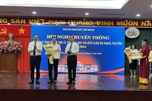 Lãnh đạo Thành phố Hồ Chí Minh trao bằng khen các doanh nghiệp tiêu biểu nộp ngân sách nhà nước năm 2024. 