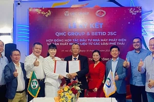 Đại diện lãnh đạo Tập đoàn QHC Global và Công ty cổ phần Đầu tư và Phát triển Công nghệ Môi trường Bình Phước tại lễ ký kết hợp tác.