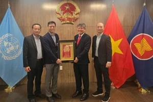 Ông Trần Công Kha – Chủ tịch Hội đồng quản trị VRG (bên phải) tặng quà lưu niệm Đại sứ Đặng Hoàng Giang – Trưởng Phái đoàn Lãnh sự quán Việt Nam tại New York, Hoa Kỳ. Ảnh VRG