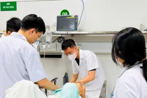 Các bác sĩ Bệnh viện Hữu nghị Việt Đức thực hiện một ca cấp cứu sáng 4/5.