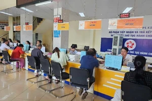 Tiếp nhận và trả kết quả giải quyết thủ tục hành chính tại Trung tâm Phục vụ hành chính công tỉnh Gia Lai. (Ảnh: SỸ TẠO)