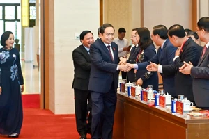 Chủ tịch Quốc hội Trần Thanh Mẫn với các đại biểu dự Đại hội. (Ảnh: DUY LINH)