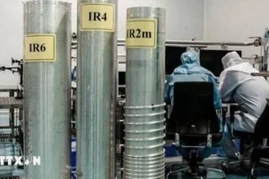 Kỹ thuật viên làm việc tại một cơ sở hạt nhân của Iran. (Ảnh: IRNA/TTXVN) 