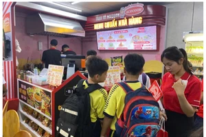 Khách hàng chọn món tại trạm mì
