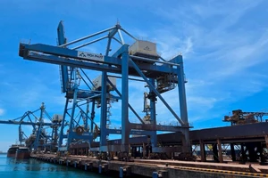 Tàu cập cảng chuyên dùng của Tập đoàn Hòa Phát bốc xếp hàng hóa tại Khu liên hợp sản xuất gang thép Hòa Phát Dung Quất (Quảng Ngãi). (Ảnh: MINH DŨNG)