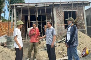 Lãnh đạo cấp ủy, chính quyền xã Lưu Vĩnh Sơn (huyện Thạch Hà) thường xuyên giám sát, đôn đốc tiến độ xây dựng nhà ở cho hộ nghèo, gia đình có công với cách mạng trên địa bàn. (Ảnh: NGÔ TUẤN)