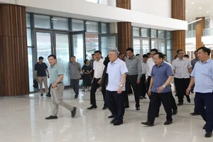 Phó Thủ tướng Thường trực Chính phủ Nguyễn Hòa Bình kiểm tra tiến độ thi công tại Bệnh viện Việt Đức cơ sở 2.