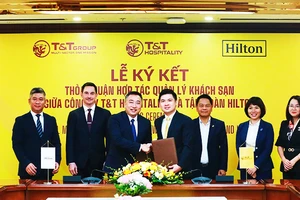 Đại diện Công ty T&T Hospitality và Tập đoàn Hilton trao thỏa thuận hợp tác.