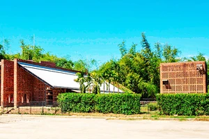 Xưởng đất nung Terra Cotta Workshop.